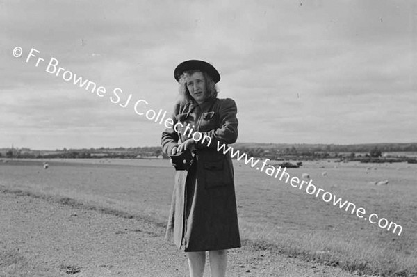 MAUREEN GIBBON & FAMILY ON CURRAGH